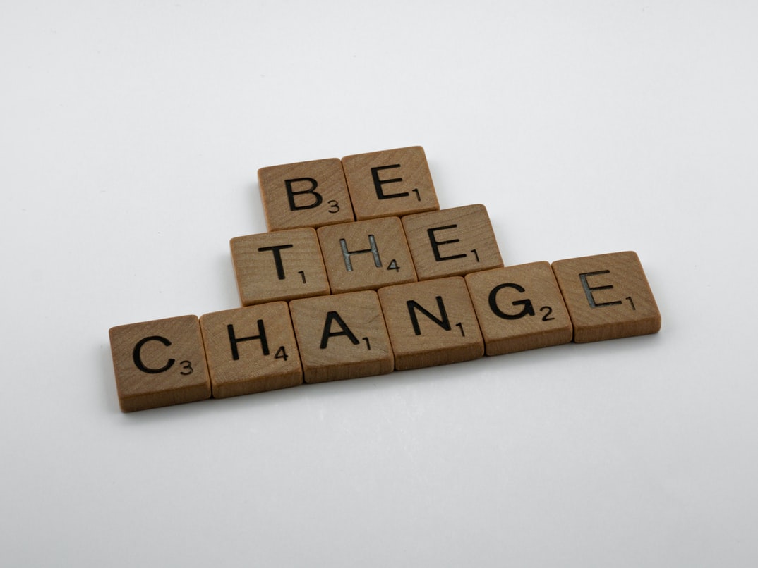 Scrabble Buchstaben formen: Be the Change