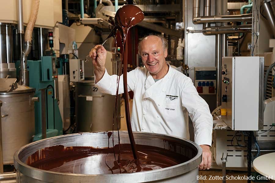 Herr Zotter in der Schokoladenproduktion