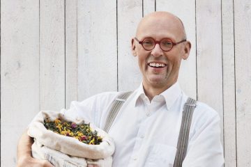 Johannes Gutmann_Porträt mit Kräutern