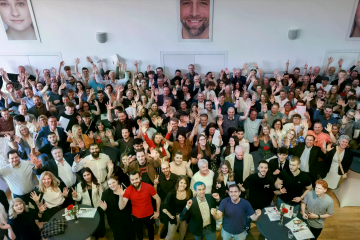Gestern noch Lehrlinge, heute schon frischgebackene Fachkräfte: 48 Fronius Future Talents feierten kürzlich mit Verwandten, Freunden und dem Ausbildungsteam ihren erfolgreichen Abschluss.